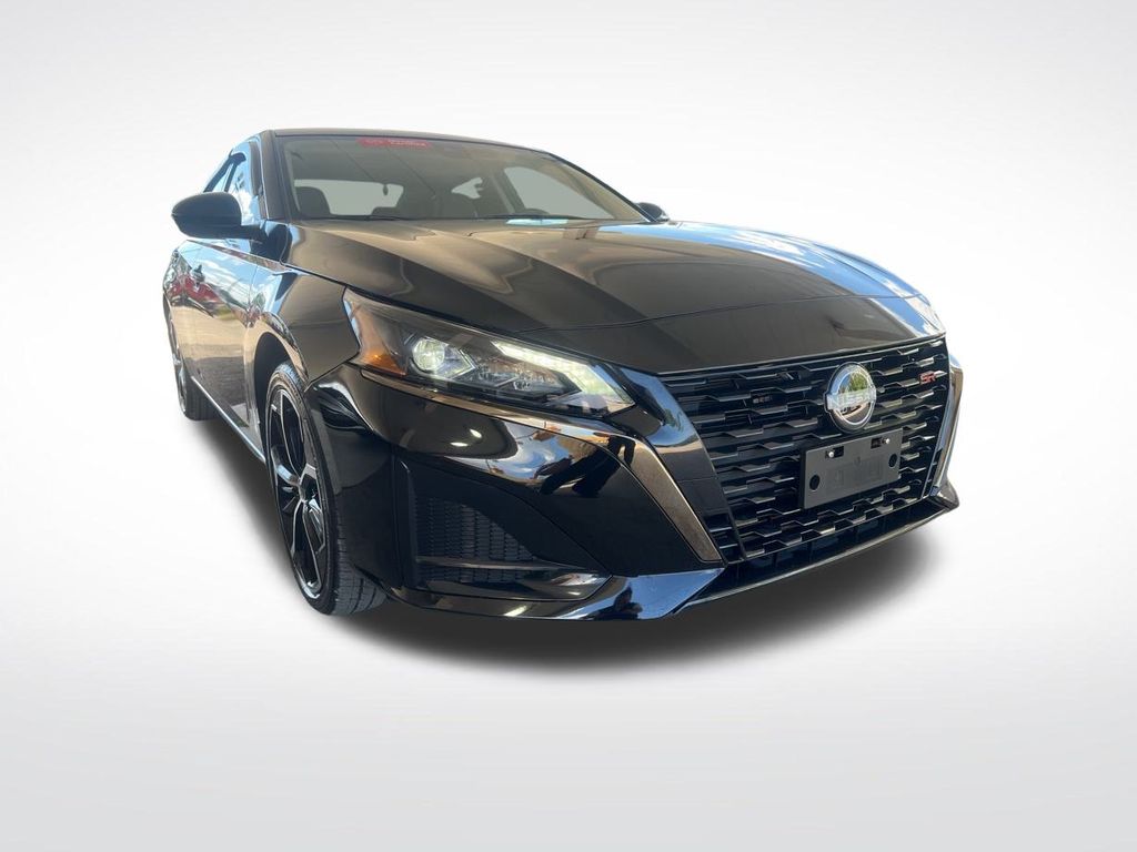 2025 Nissan Altima 2.5 SR photo 2