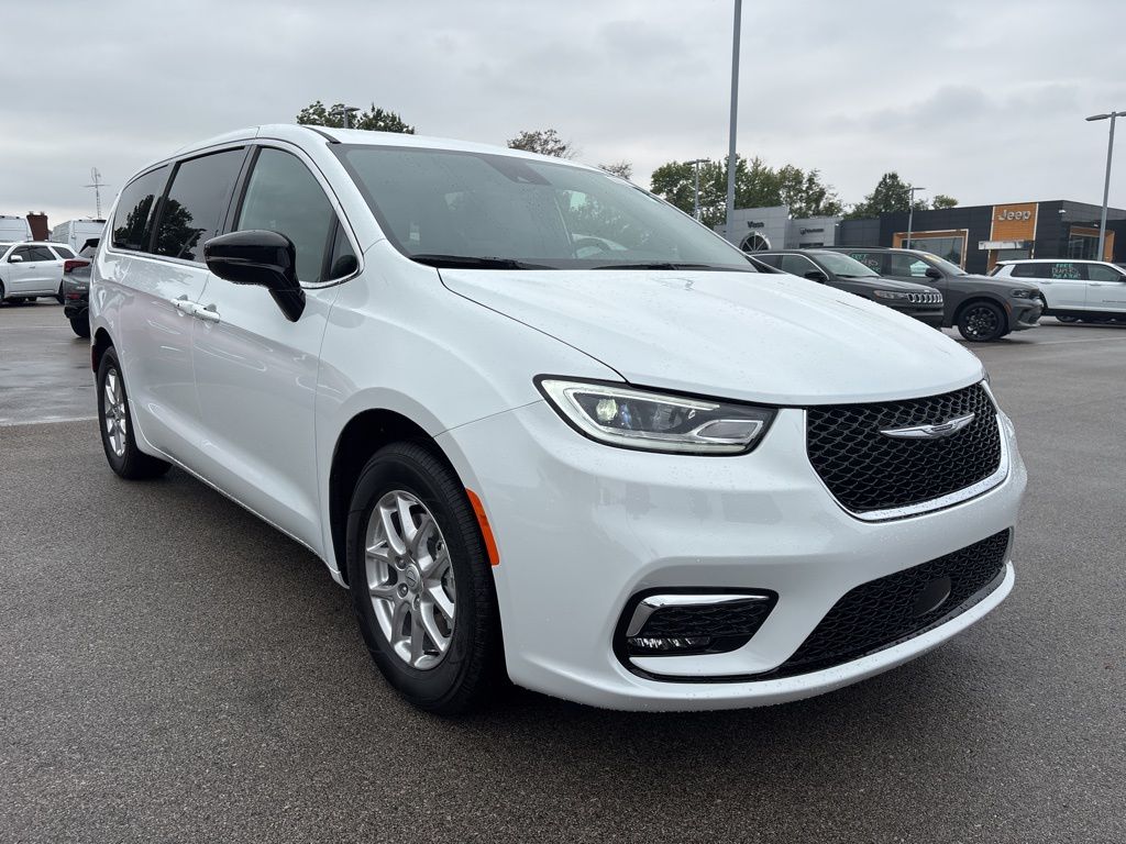 2026 Chrysler Pacifica Select's photo