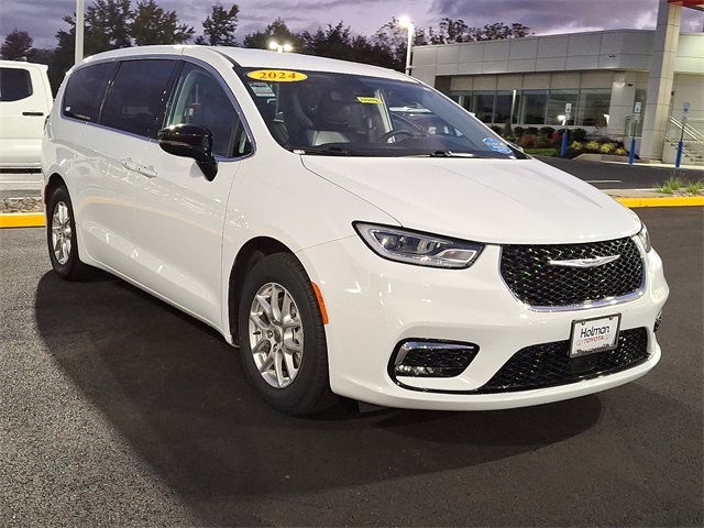 2024 Chrysler Pacifica Touring L photo 2