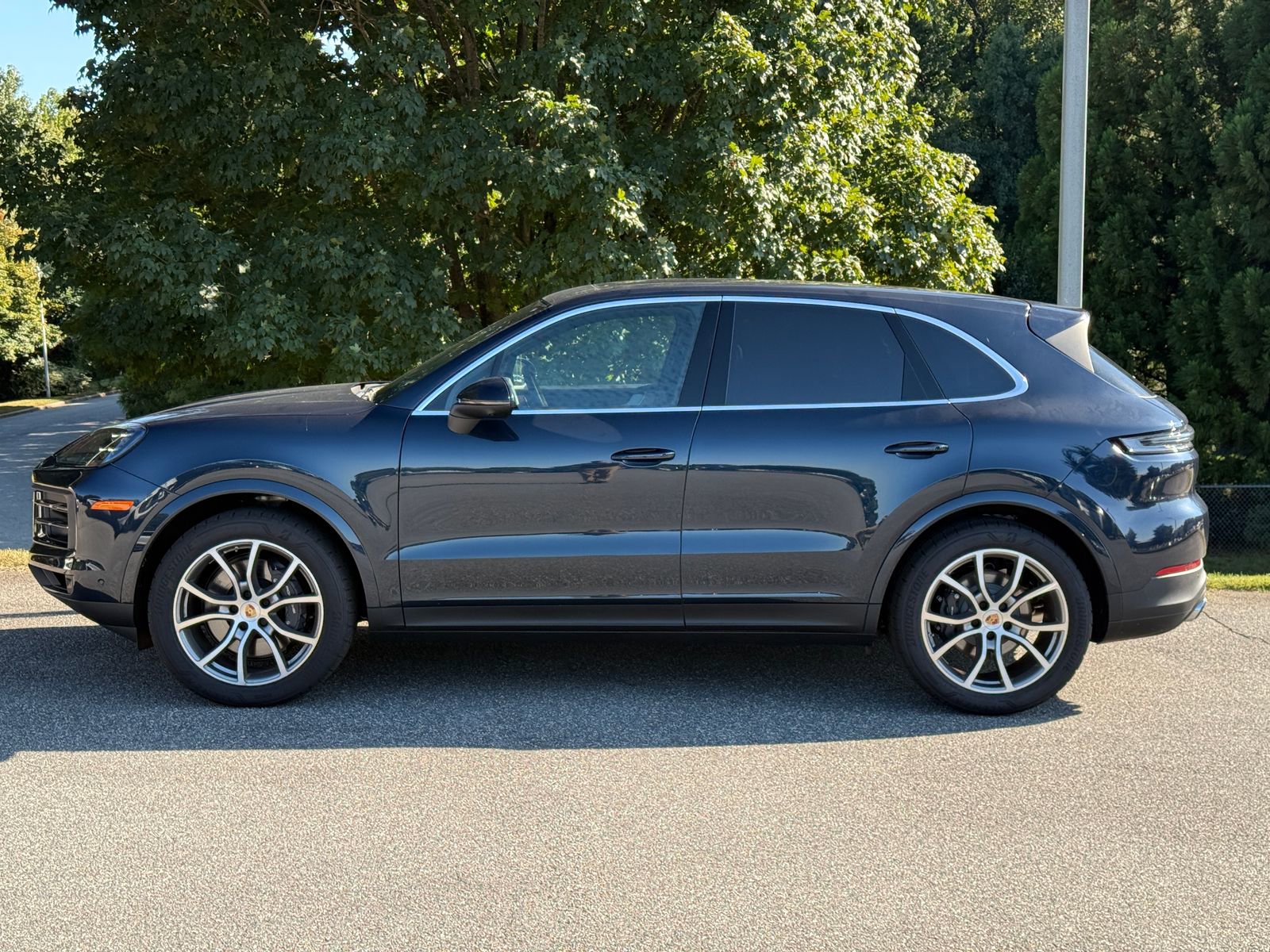 2025 Porsche Cayenne Base photo 2