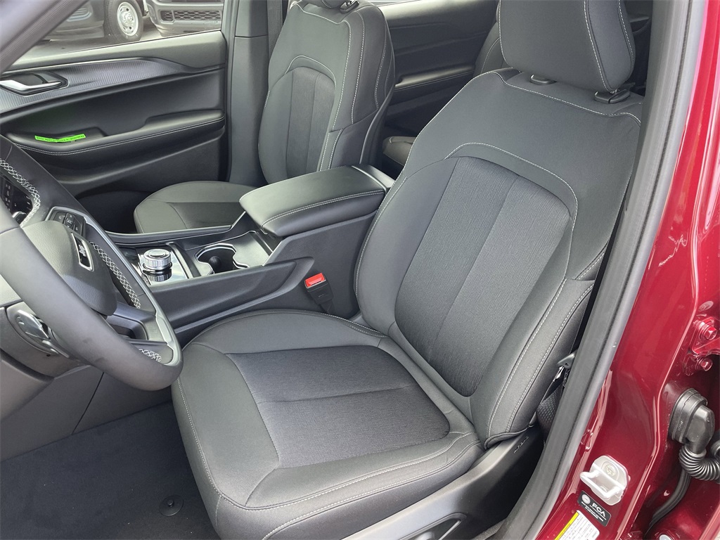 2025 Jeep Grand Cherokee Laredo photo 11