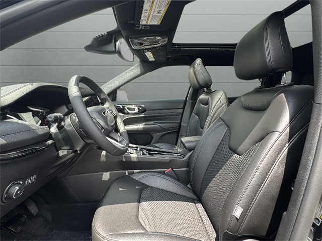 2025 Jeep Compass Latitude photo 3