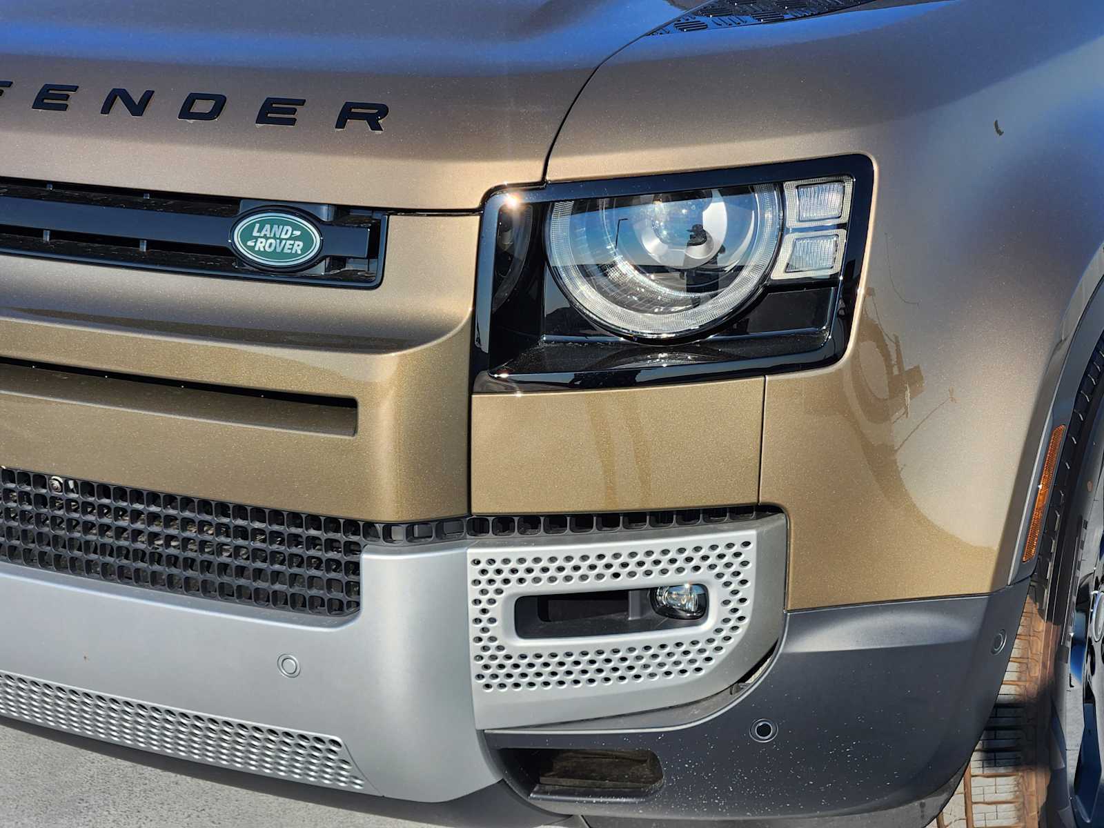 2025 Land Rover Defender 110 S photo 8