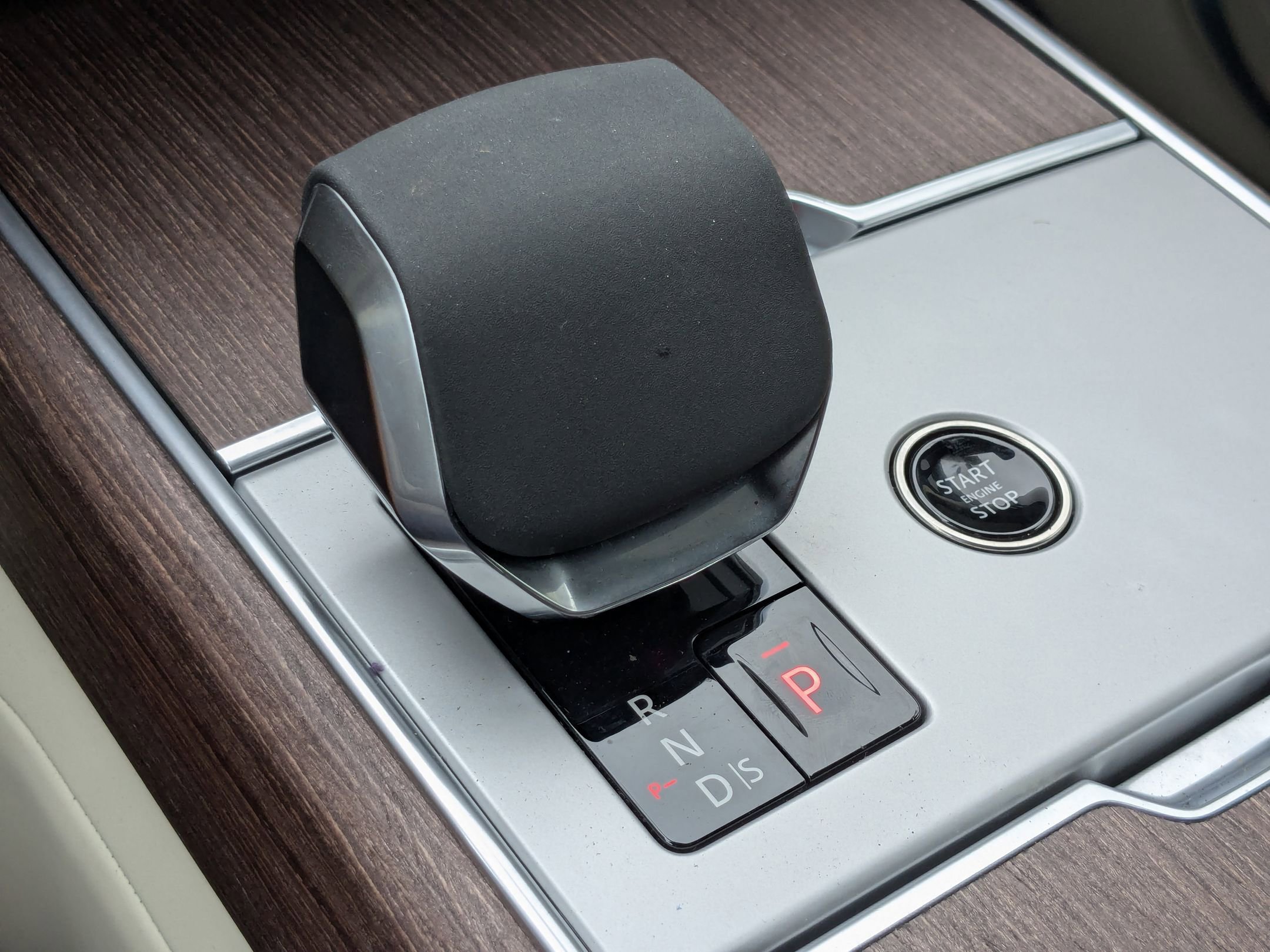 2024 Land Rover Range Rover SE photo 12