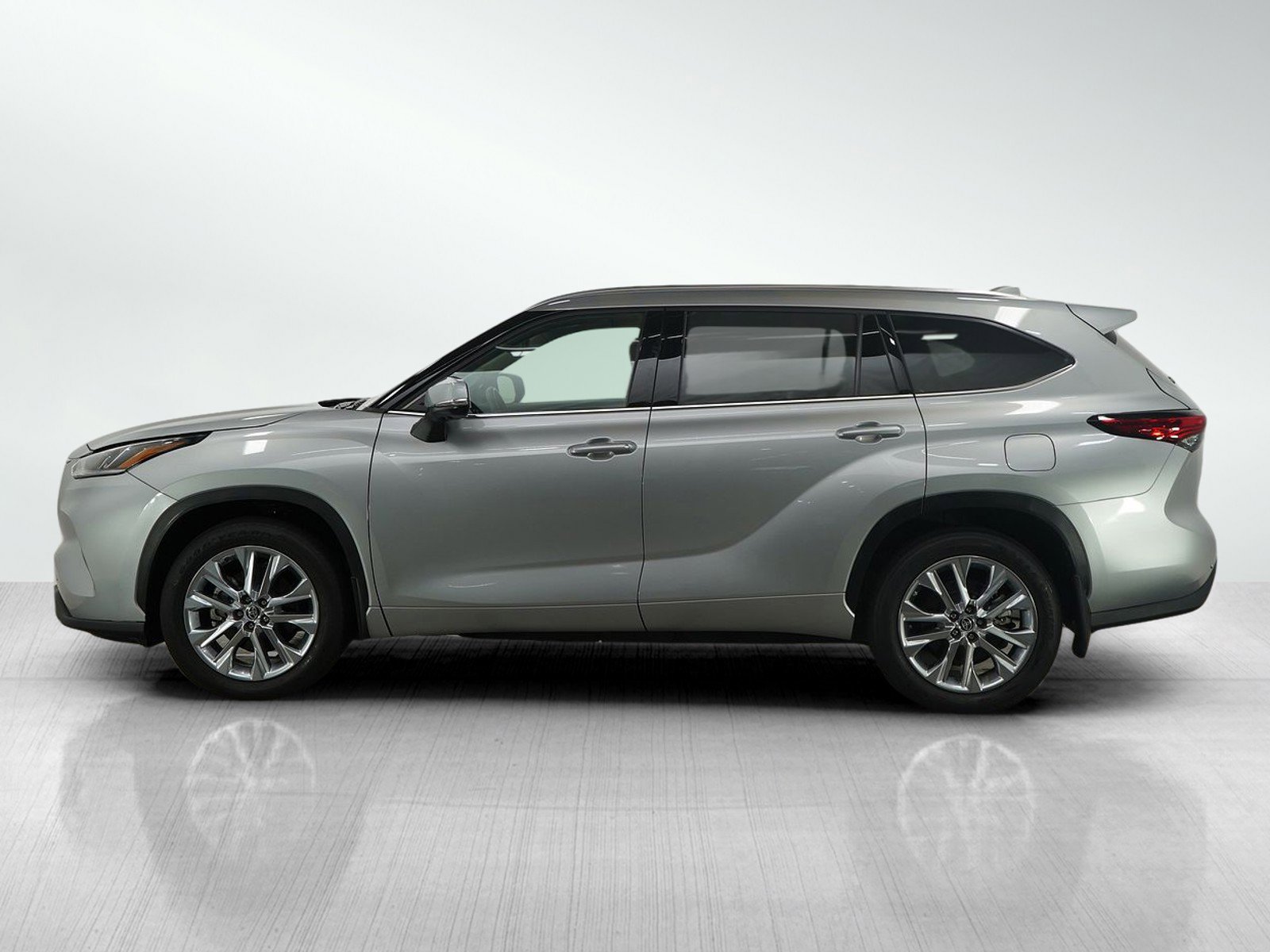 Used 2023 Toyota Highlander Limited with VIN 5TDKDRBH5PS028727 for sale in Bloomington, Minnesota