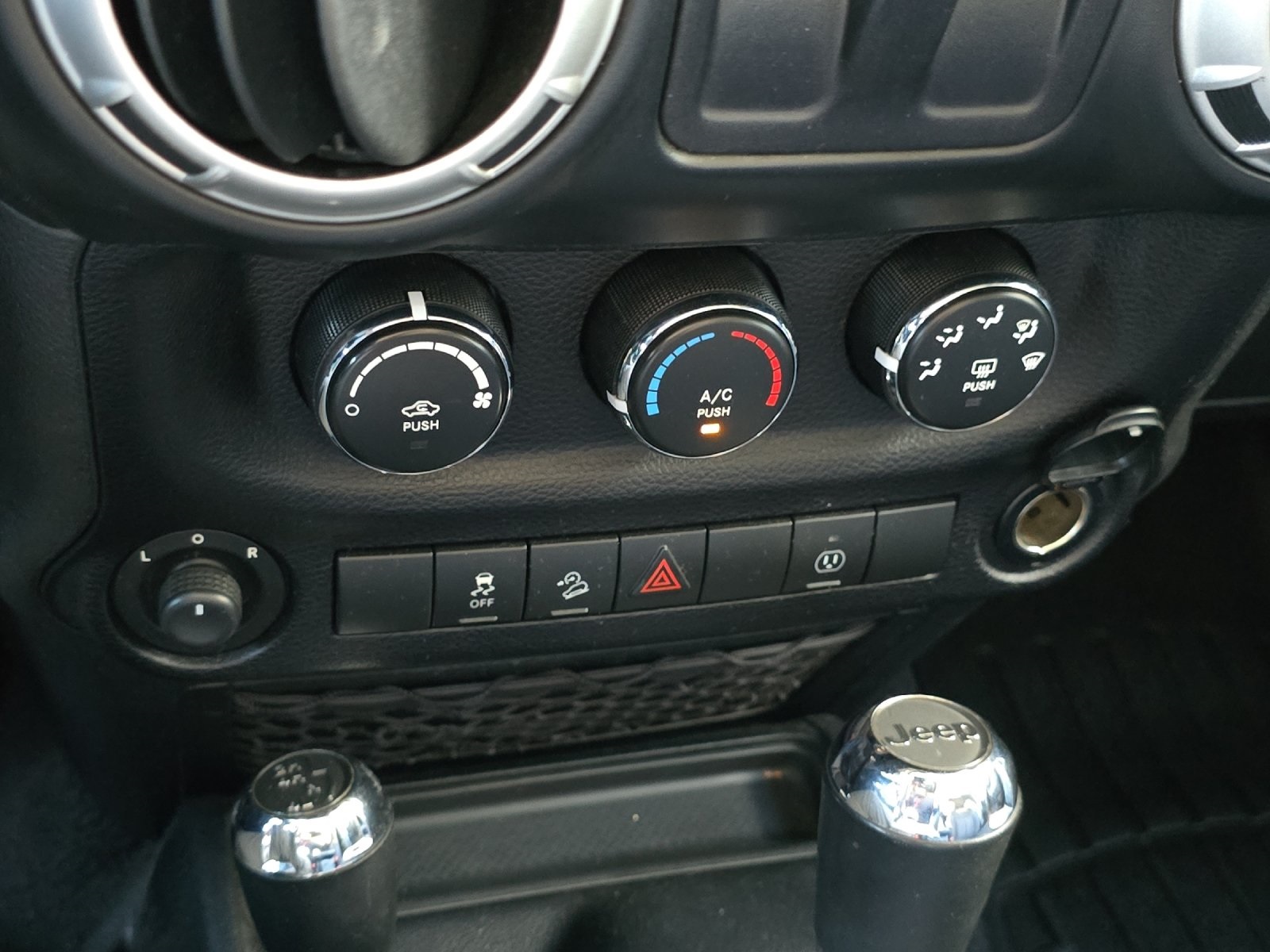 2014 Jeep Wrangler Sahara photo 19