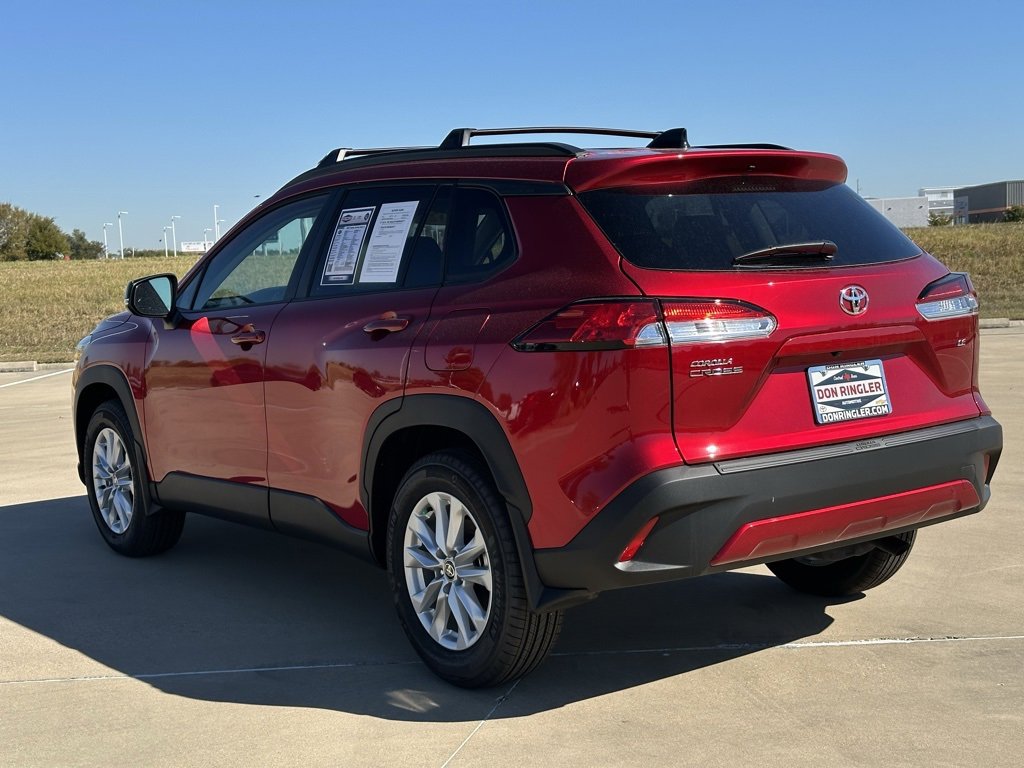 2025 Toyota Corolla Cross LE photo 4