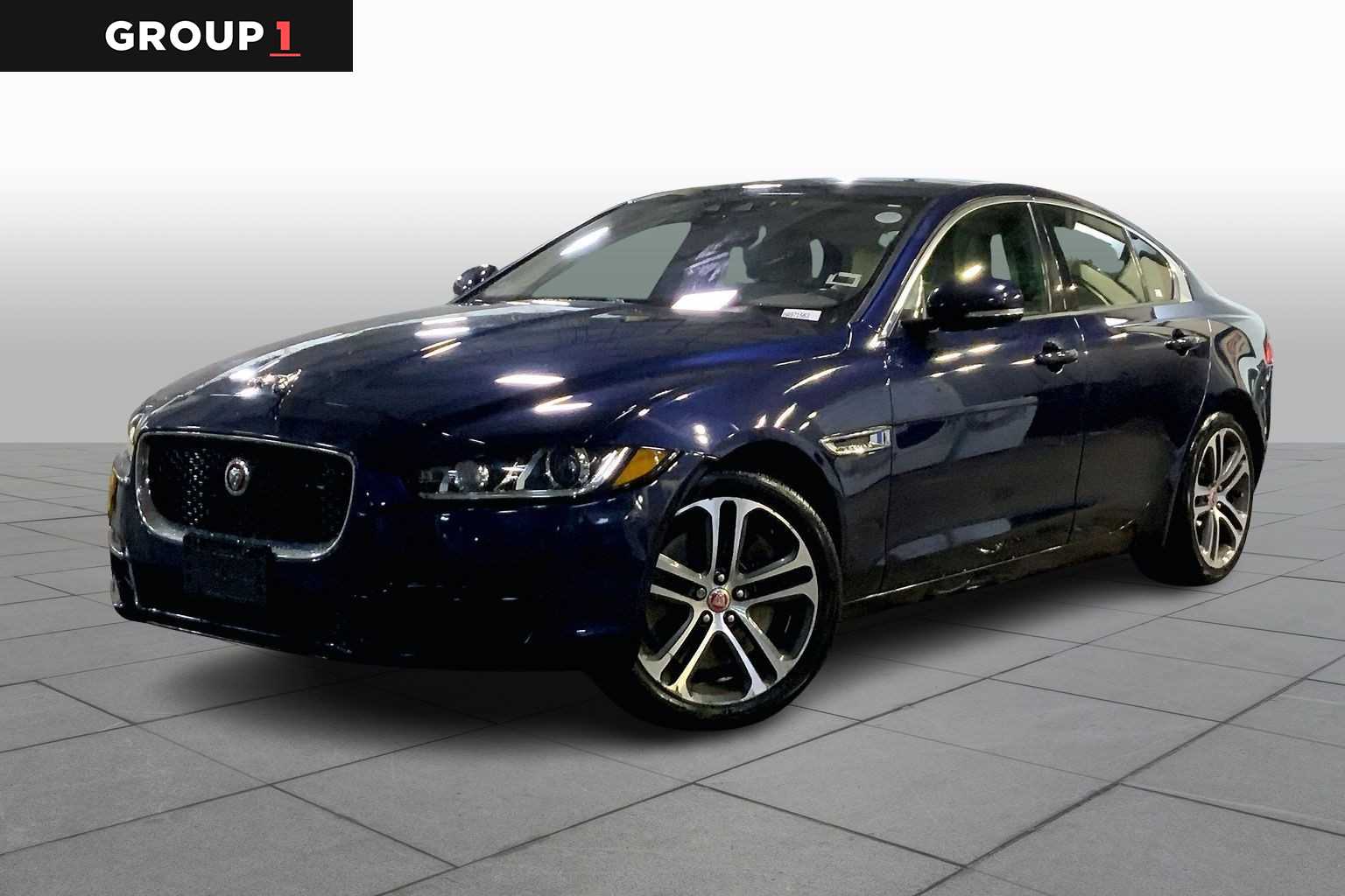 2017 Jaguar XE Premium's photo