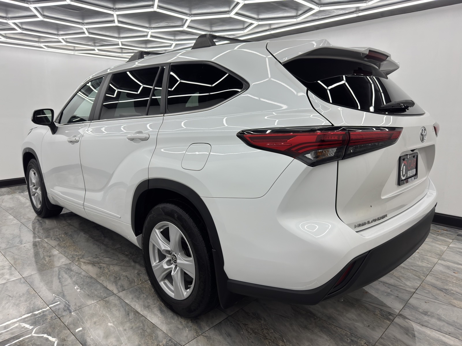2023 Toyota Highlander L photo 3