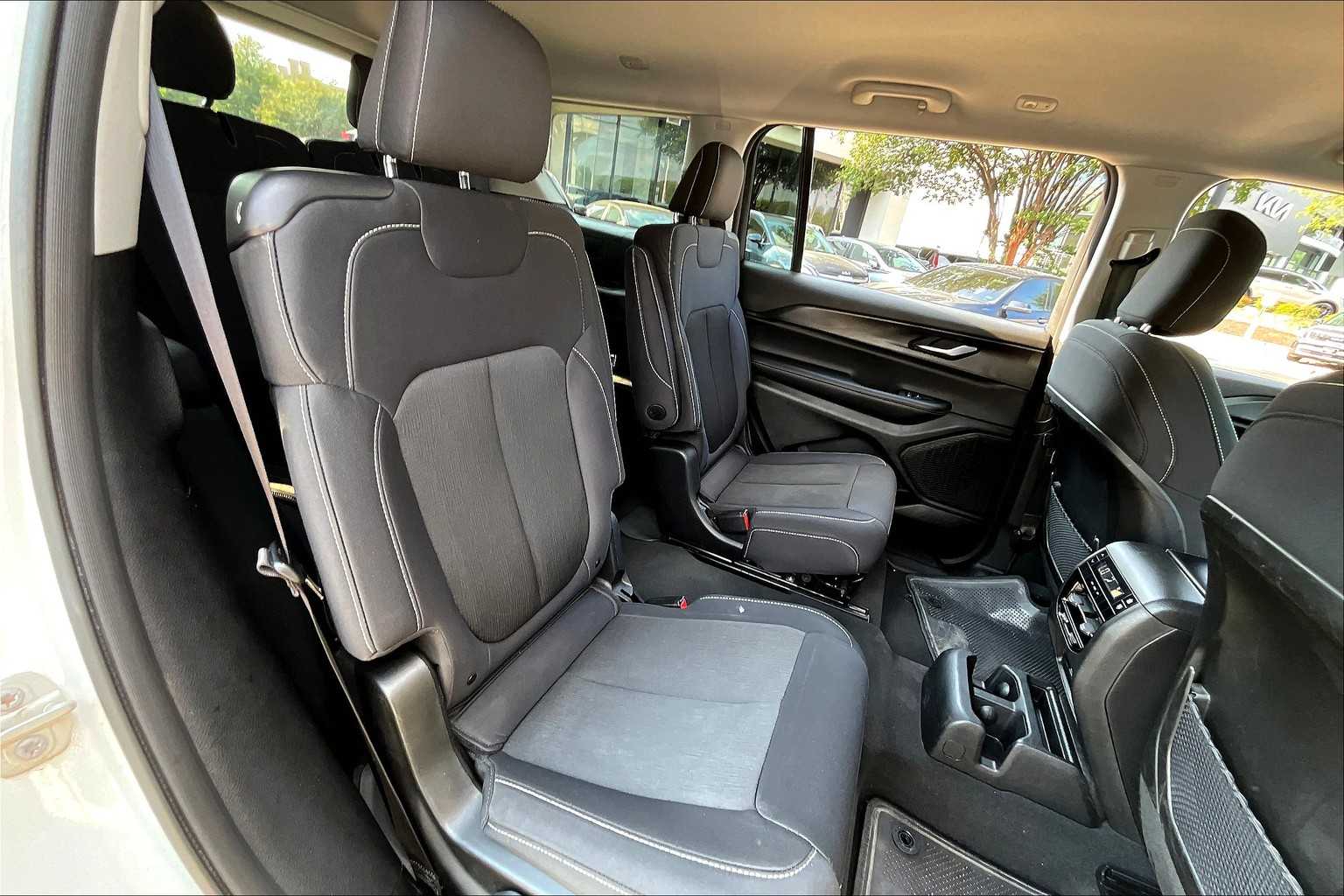 2023 Jeep Grand Cherokee Laredo Altitude photo 18