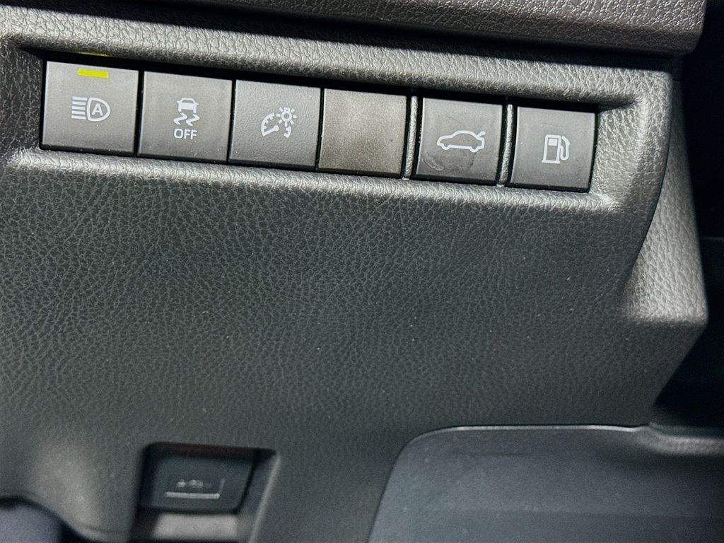 2025 Toyota Camry Hybrid LE photo 10
