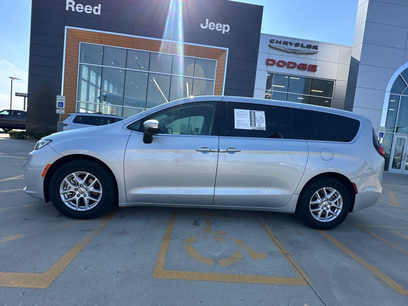 Used 2023 Chrysler Pacifica Touring L with VIN 2C4RC1BG9PR534726 for sale in Kansas City