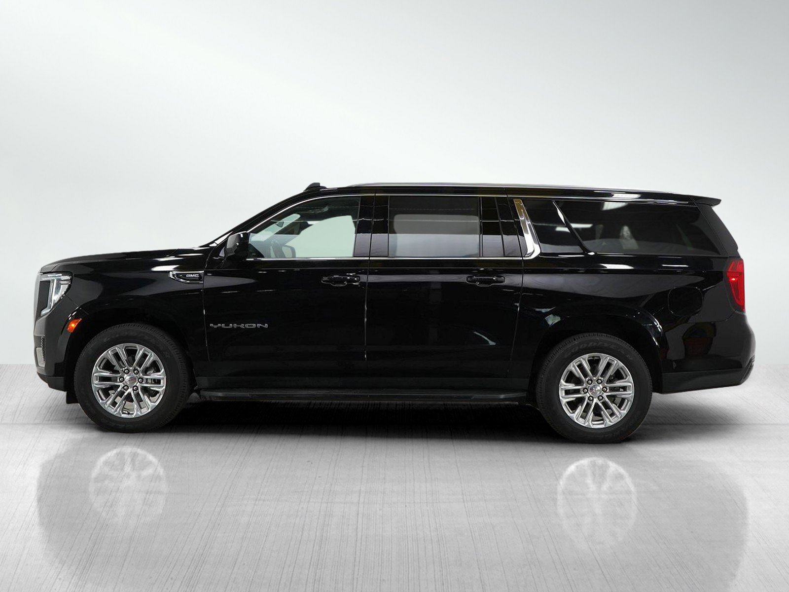 Used 2022 GMC Yukon XL SLE with VIN 1GKS2FKDXNR143342 for sale in Roseville, Minnesota