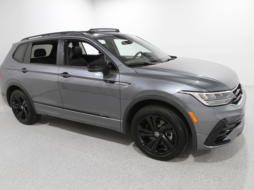 2024 Volkswagen Tiguan SE R-LINE BLACK's photo