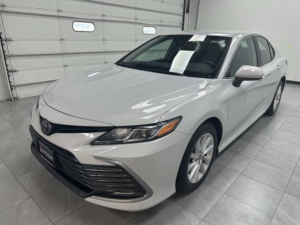 2022 Toyota Camry LE photo 2