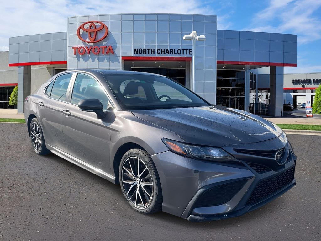 2022 Toyota Camry SE's photo