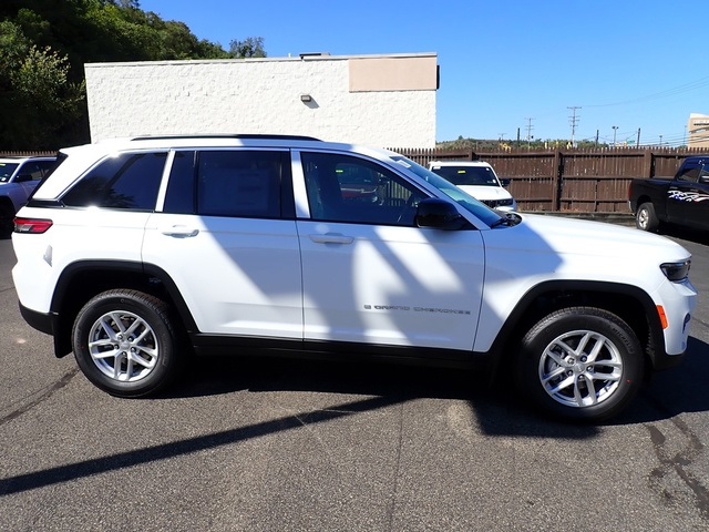2025 Jeep Grand Cherokee Laredo photo 6