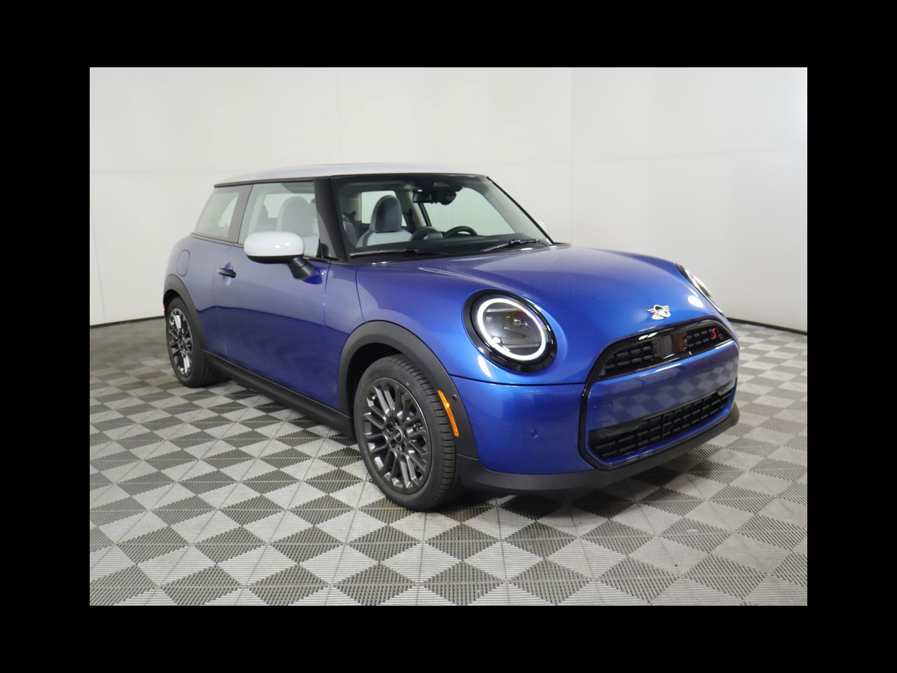 2025 Mini Cooper 2 Door Hardtop Signature photo 3