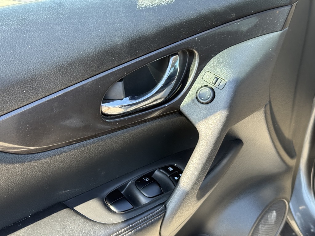 2018 Nissan Rogue SV photo 8