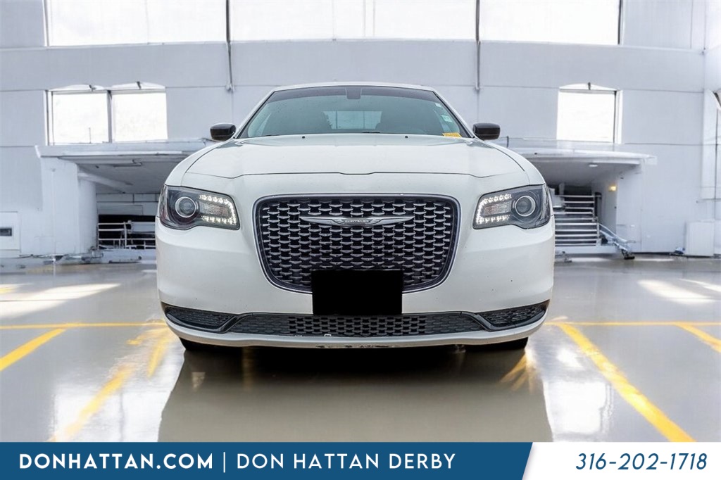 2023 Chrysler 300 Touring photo 8