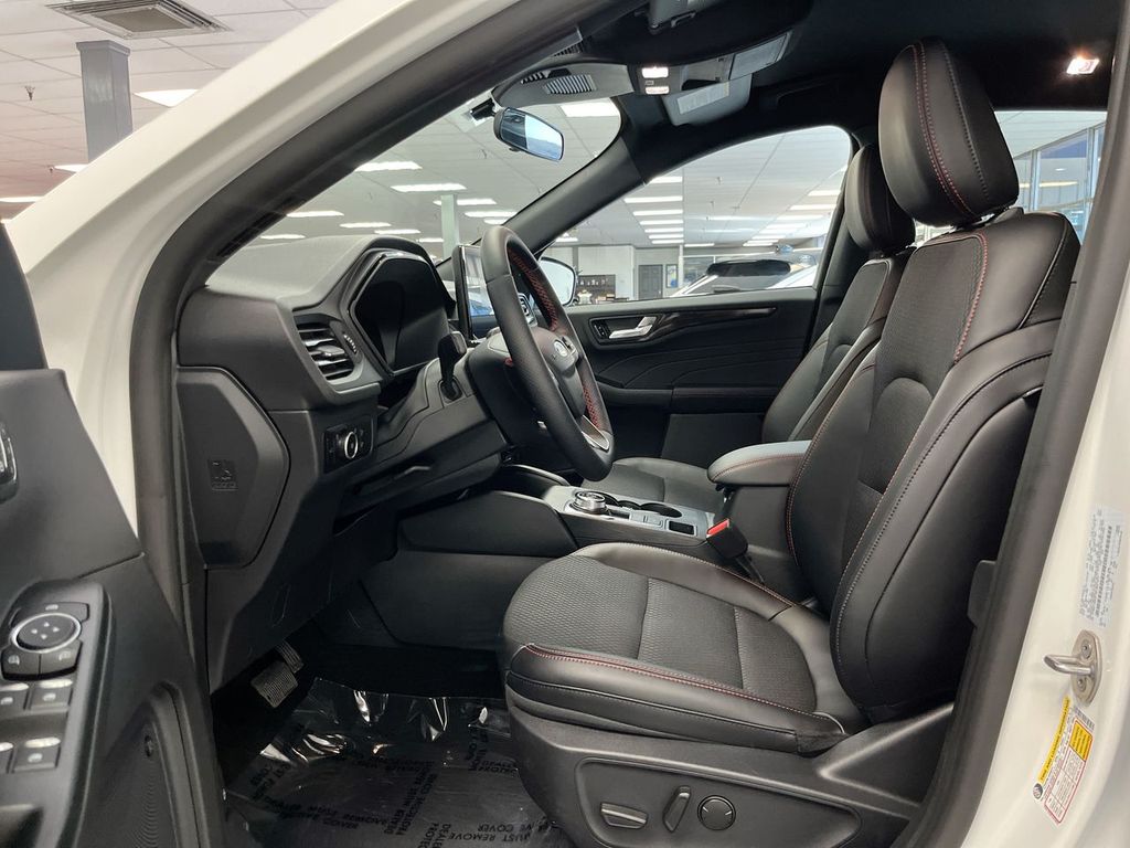 2025 Ford Escape ST-Line Select photo 4