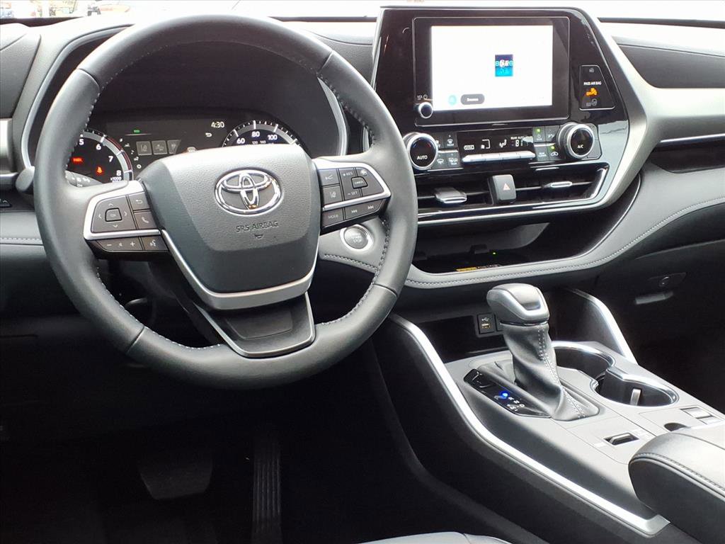 2025 Toyota Highlander XLE photo 2