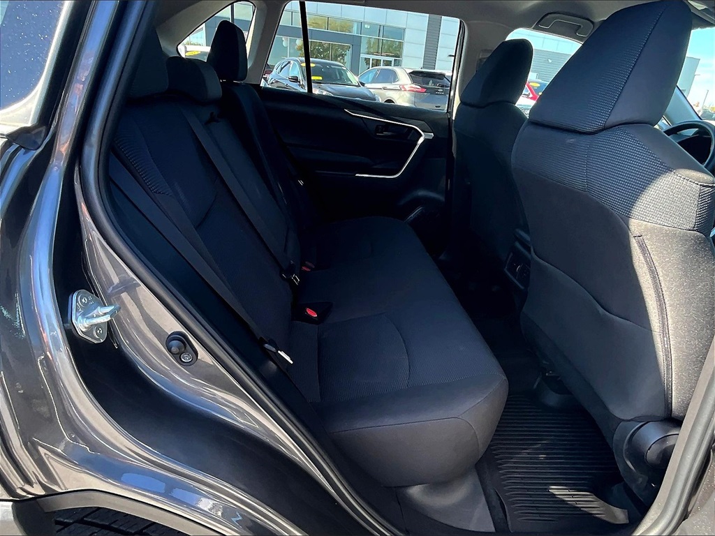 2022 Toyota RAV4 LE photo 16