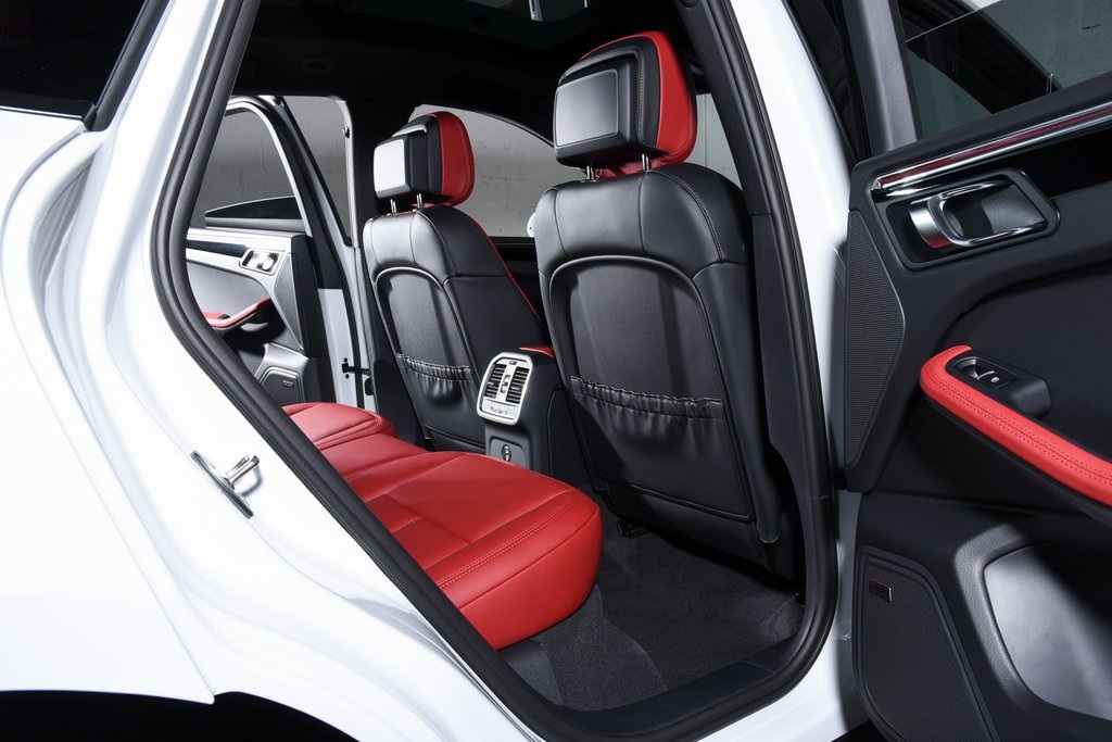 2026 Porsche Macan T photo 31