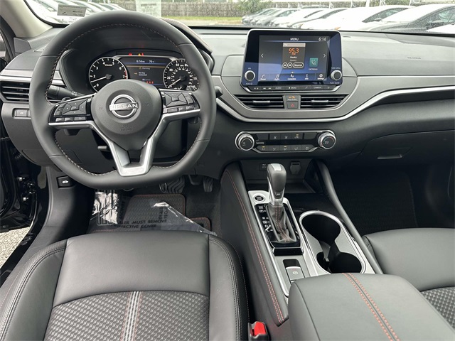 2025 Nissan Altima SR photo 17