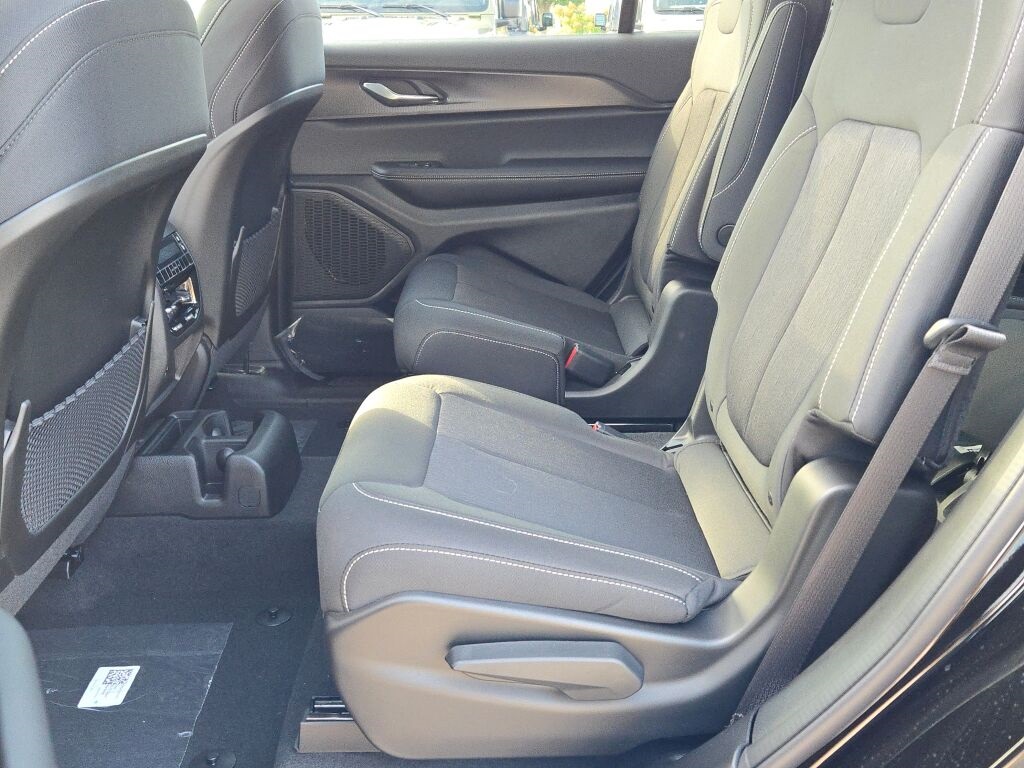 2025 Jeep Grand Cherokee Laredo photo 18