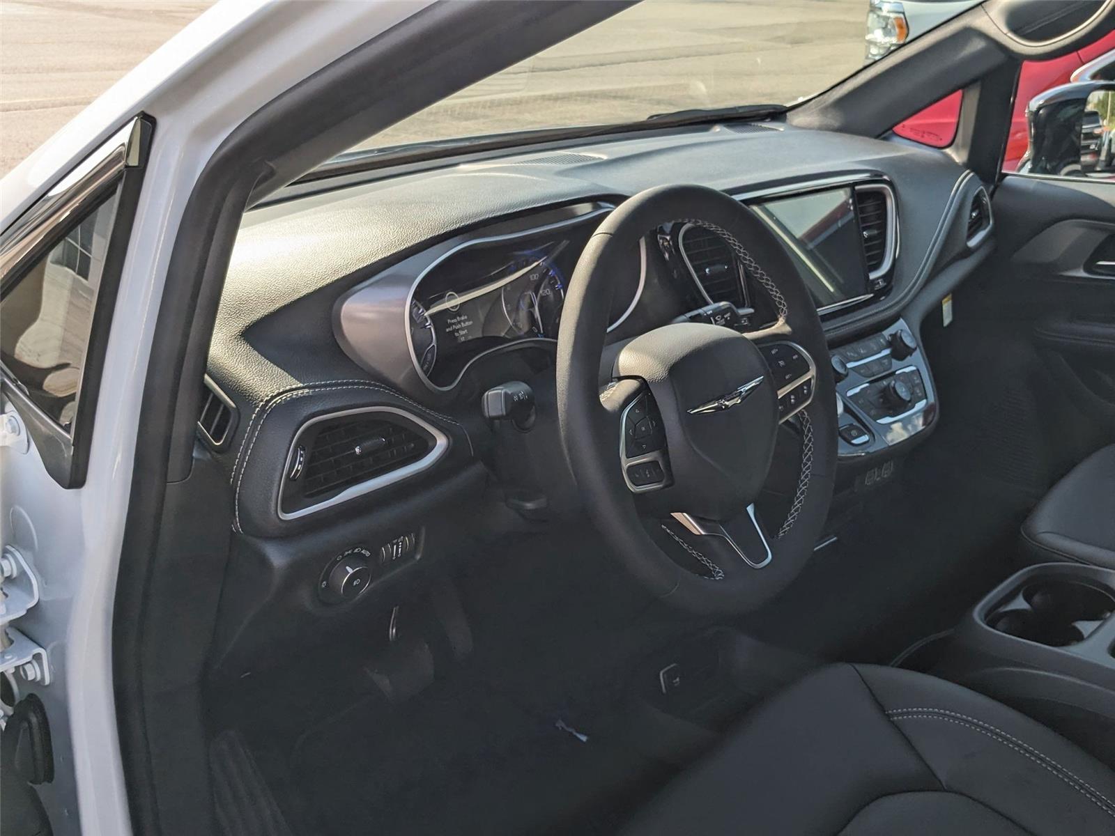 2025 Chrysler Pacifica photo 2