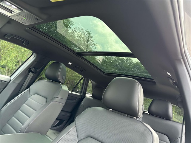 2024 Volkswagen Atlas Cross Sport SEL R-Line photo 3