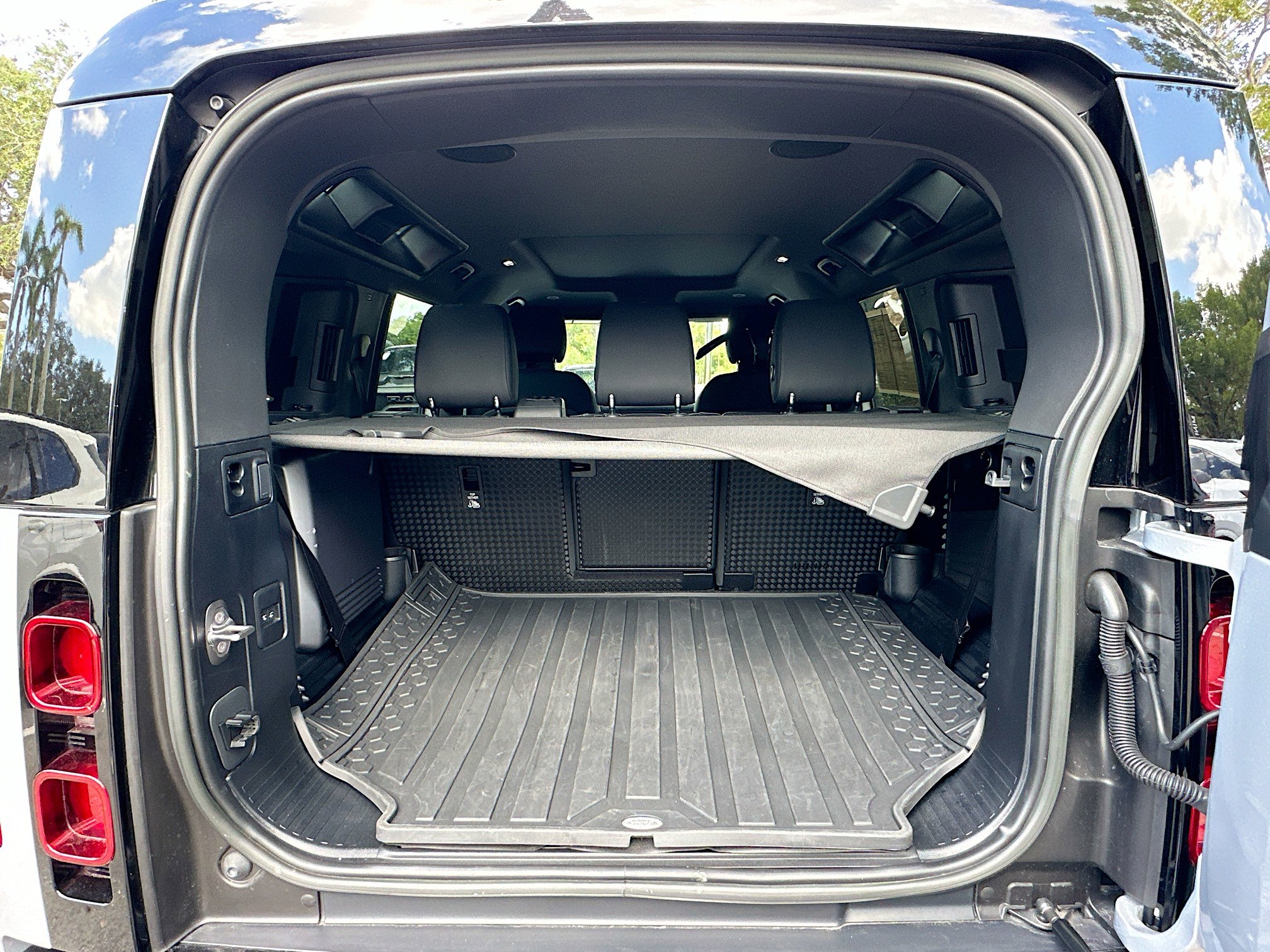 2023 Land Rover Defender X-Dynamic SE photo 25