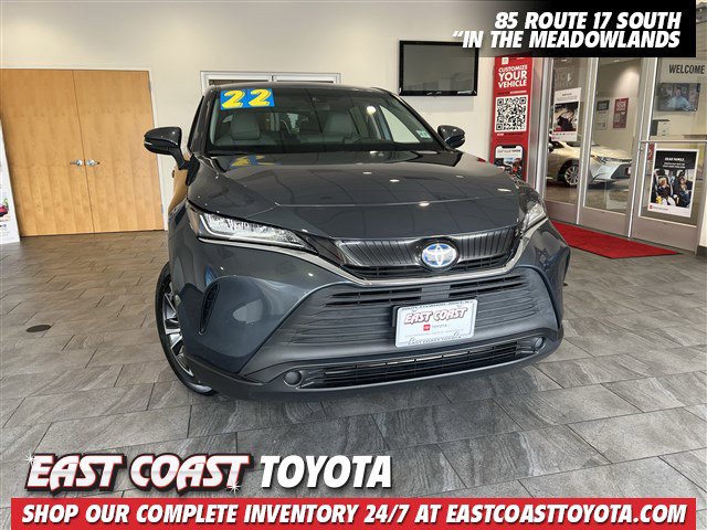 2022 Toyota Venza LE's photo