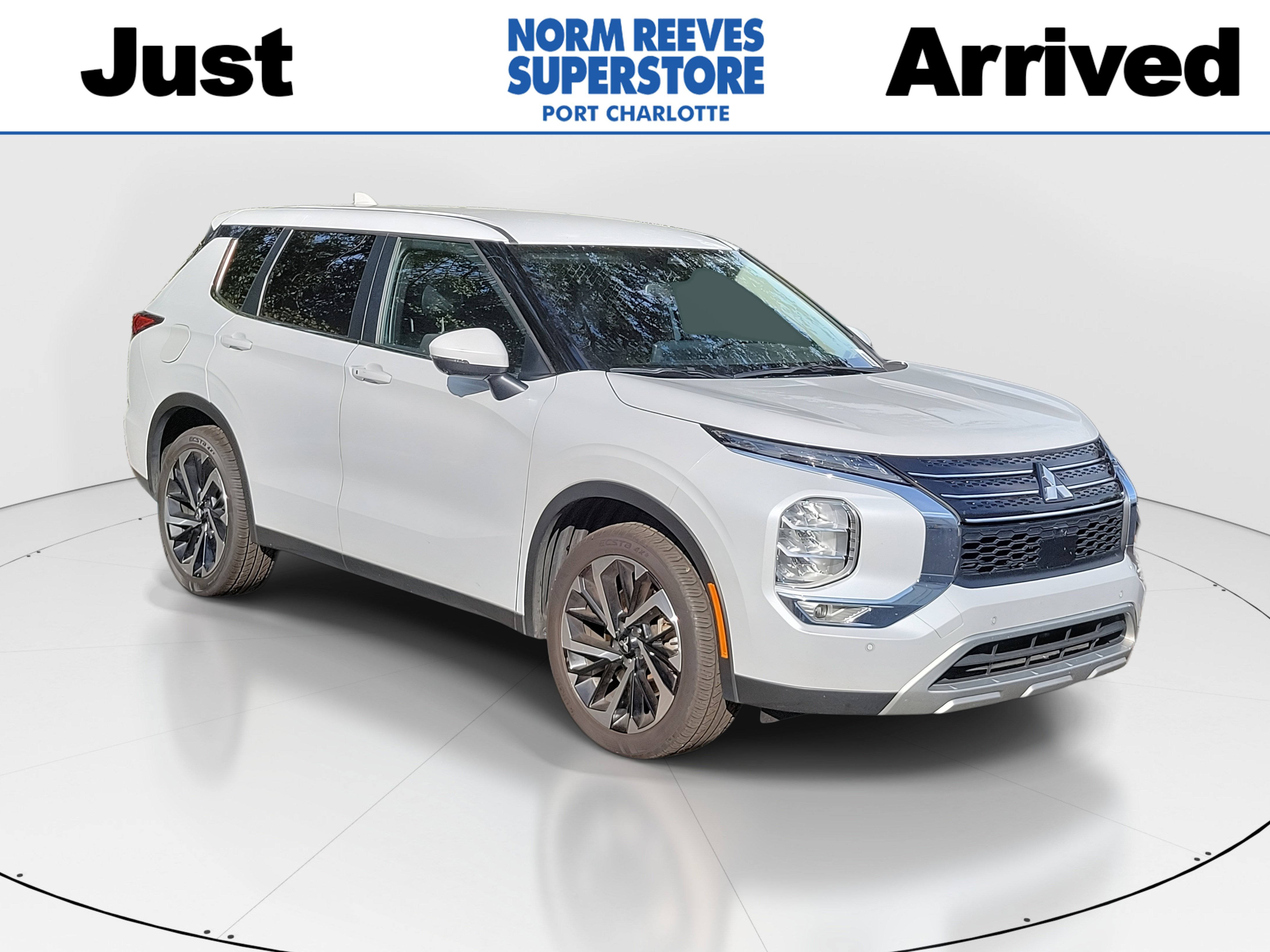 2024 Mitsubishi Outlander SE's photo