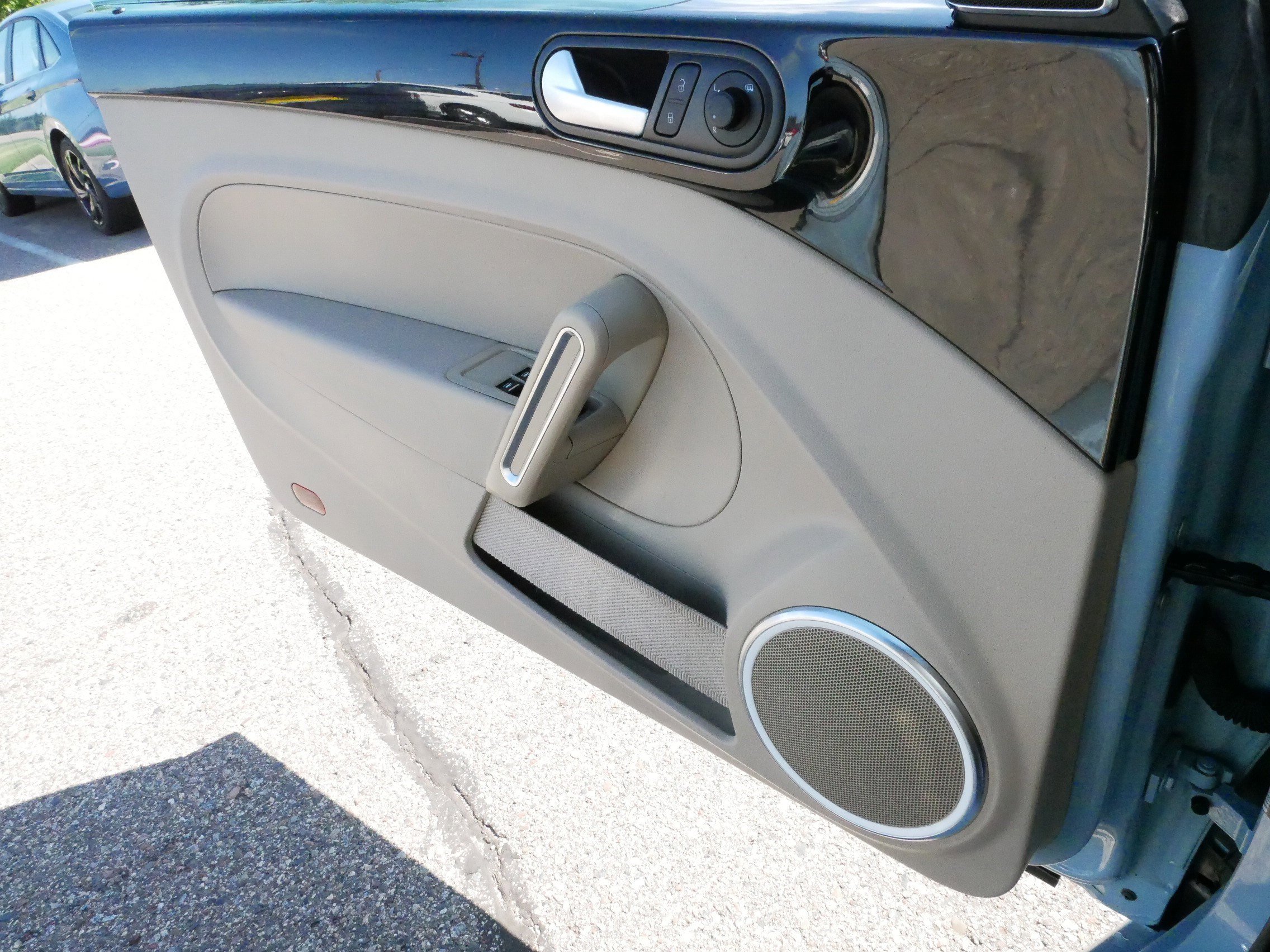 2014 Volkswagen Beetle Convertible R-Line photo 25
