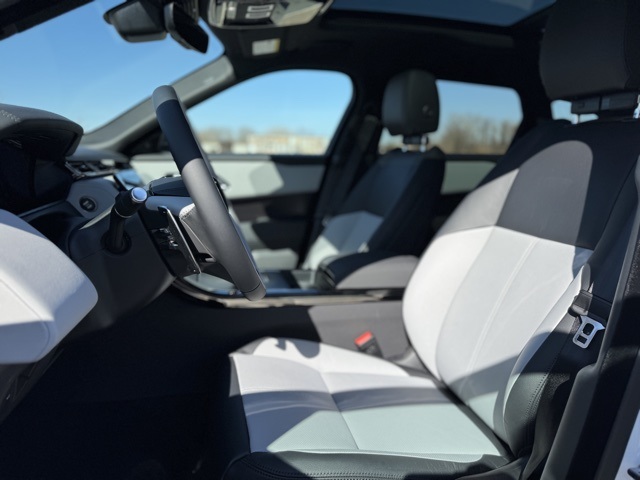 2026 Land Rover Range Rover Velar SE photo 13