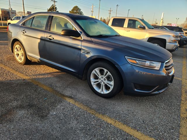2019 Ford Taurus SE's photo