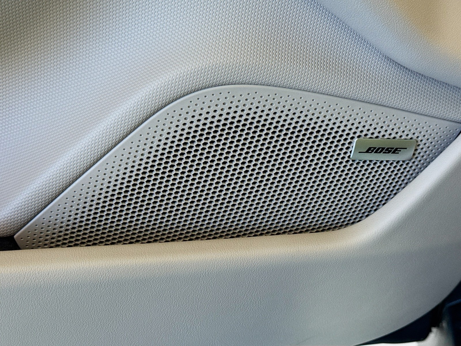 2025 Porsche Taycan 4 photo 12