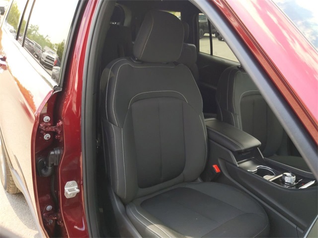 2025 Jeep Cherokee Laredo photo 28