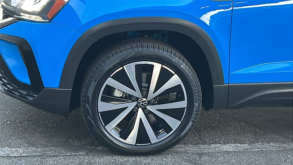 2022 Volkswagen Taos SE photo 2