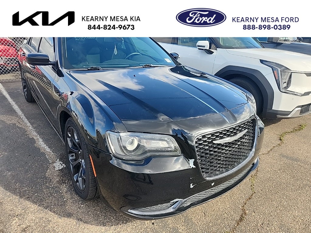 2019 Chrysler 300 Touring's photo