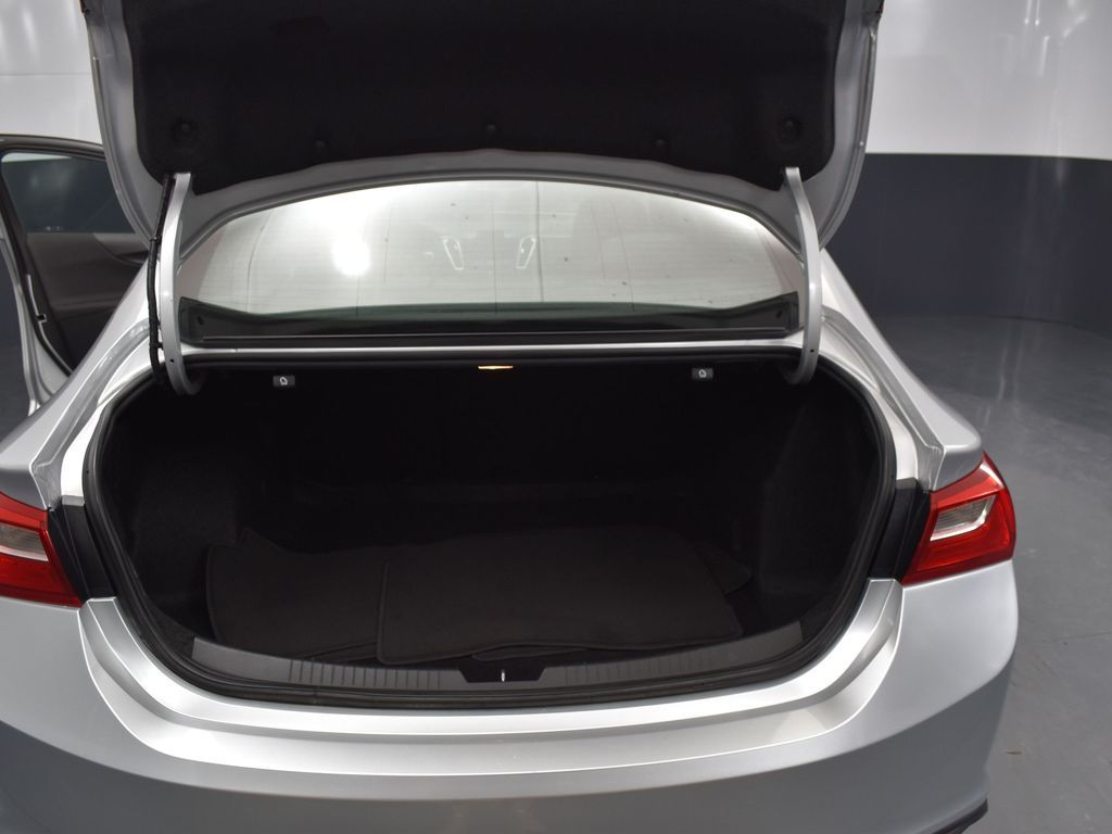 2021 Chevrolet Malibu LS photo 3