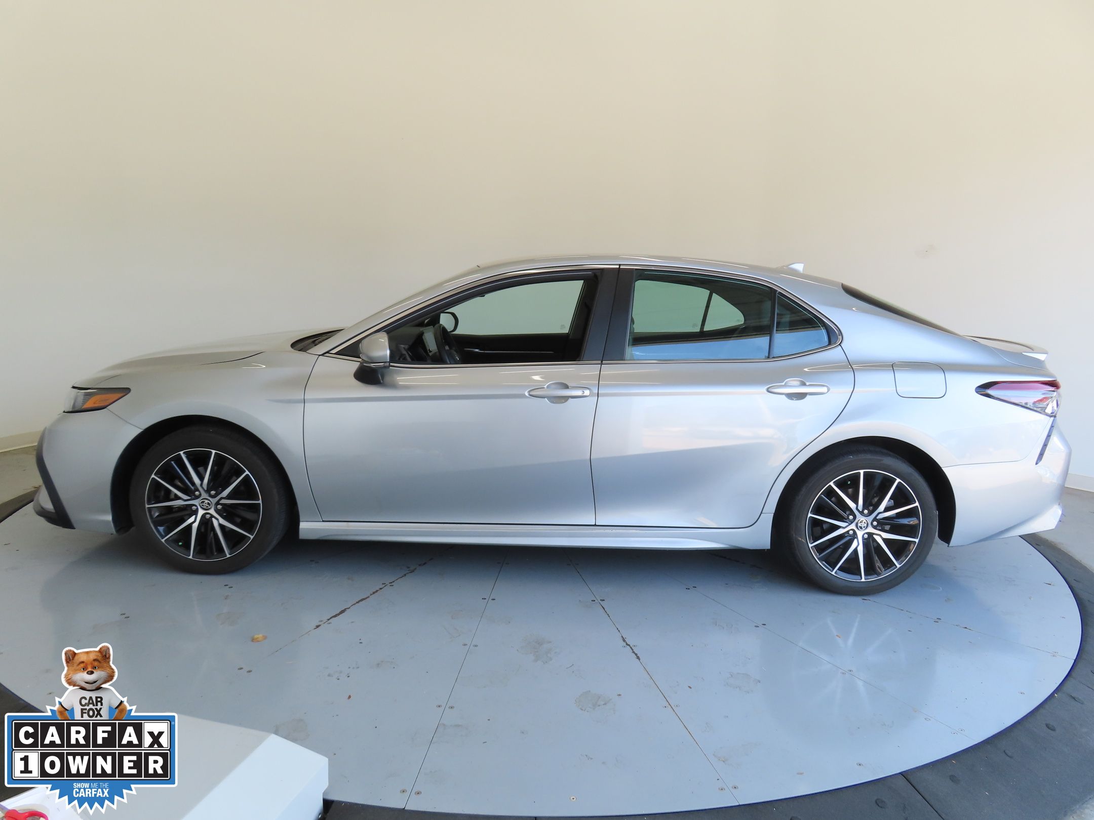 2023 Toyota Camry SE photo 6