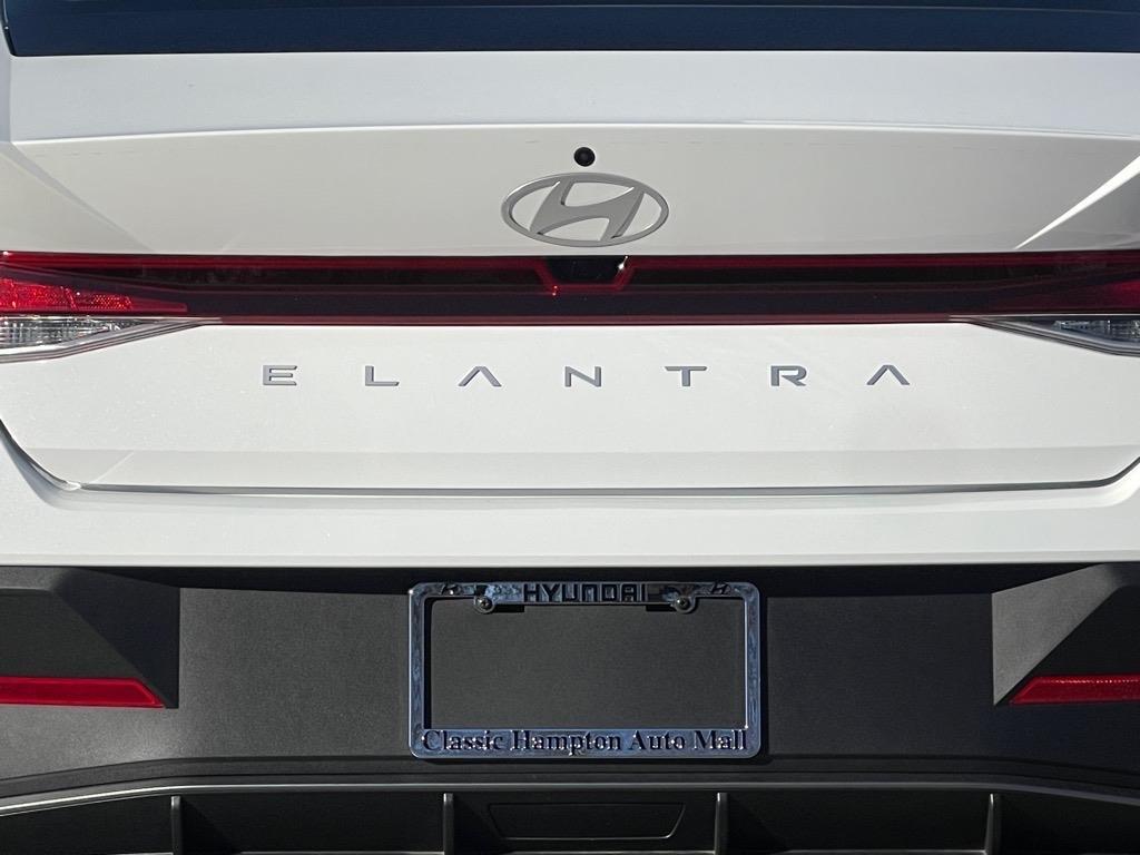2024 Hyundai Elantra SEL photo 9