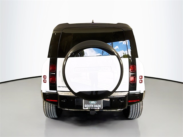 2025 Land Rover Defender 110 X-Dynamic SE photo 4