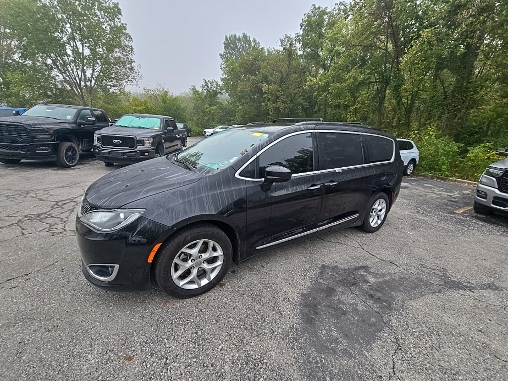 2017 Chrysler Pacifica Touring L photo 2