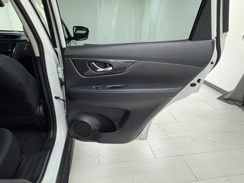 2020 Nissan Rogue SV photo 13