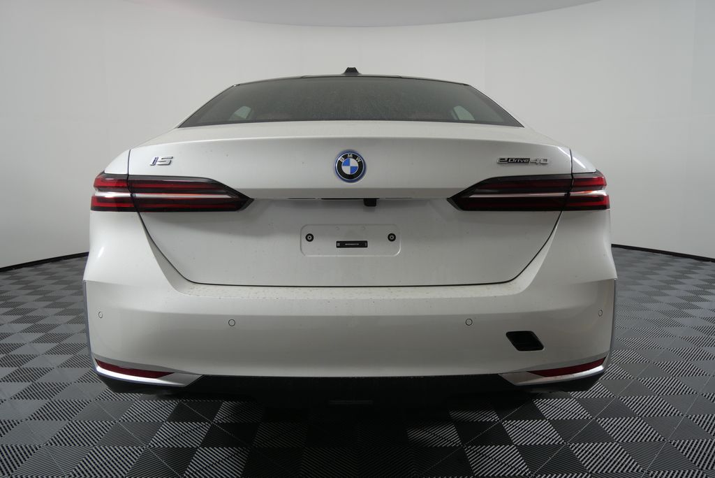 New 2025 Mineral White Metallic BMW eDrive40 image 4