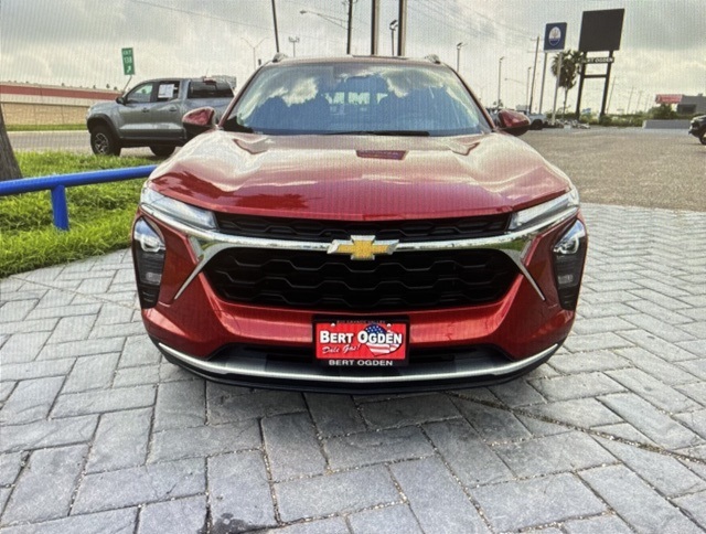 2024 Chevrolet Trax LT photo 2